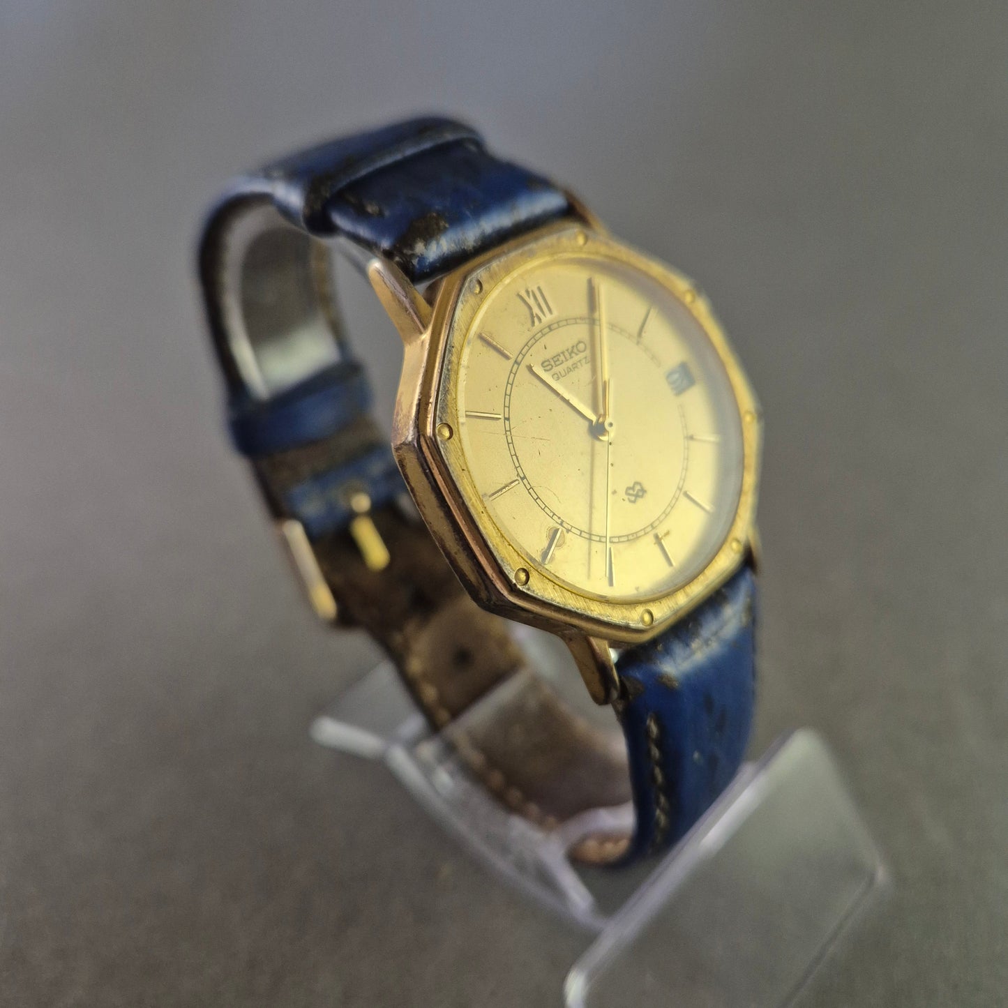 Klassische Seiko Herrenarmband Uhr mit goldfarbenem Gehäuse und Datumsanzeige