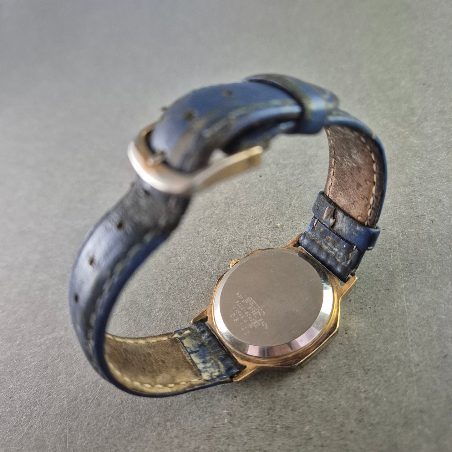 Klassische Seiko Herrenarmband Uhr mit goldfarbenem Gehäuse und Datumsanzeige