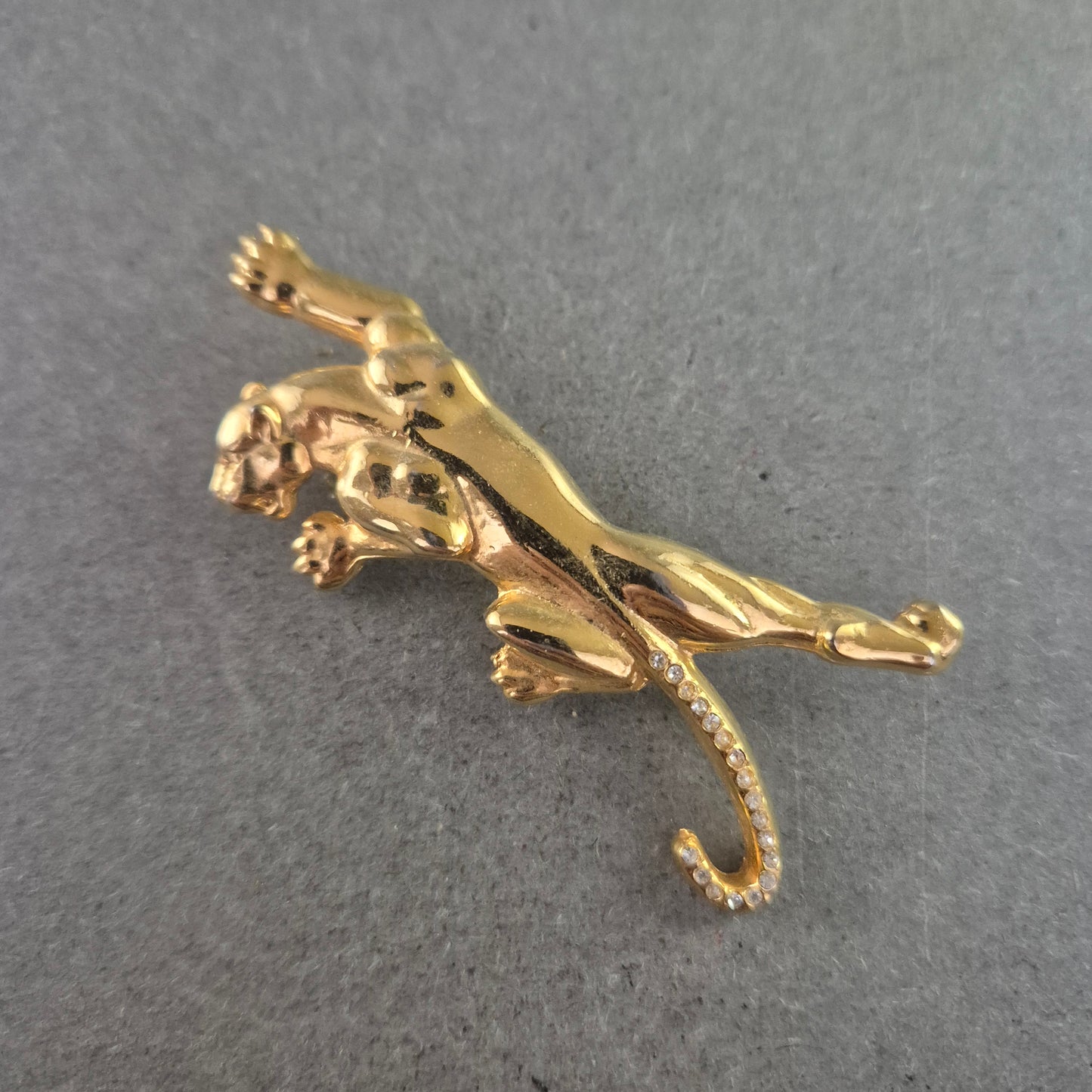 Elegante Panther-Brosche in Goldoptik – Stilvoller Blickfang