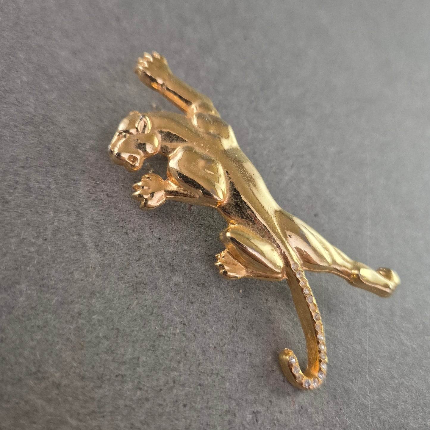 Elegante Panther-Brosche in Goldoptik – Stilvoller Blickfang