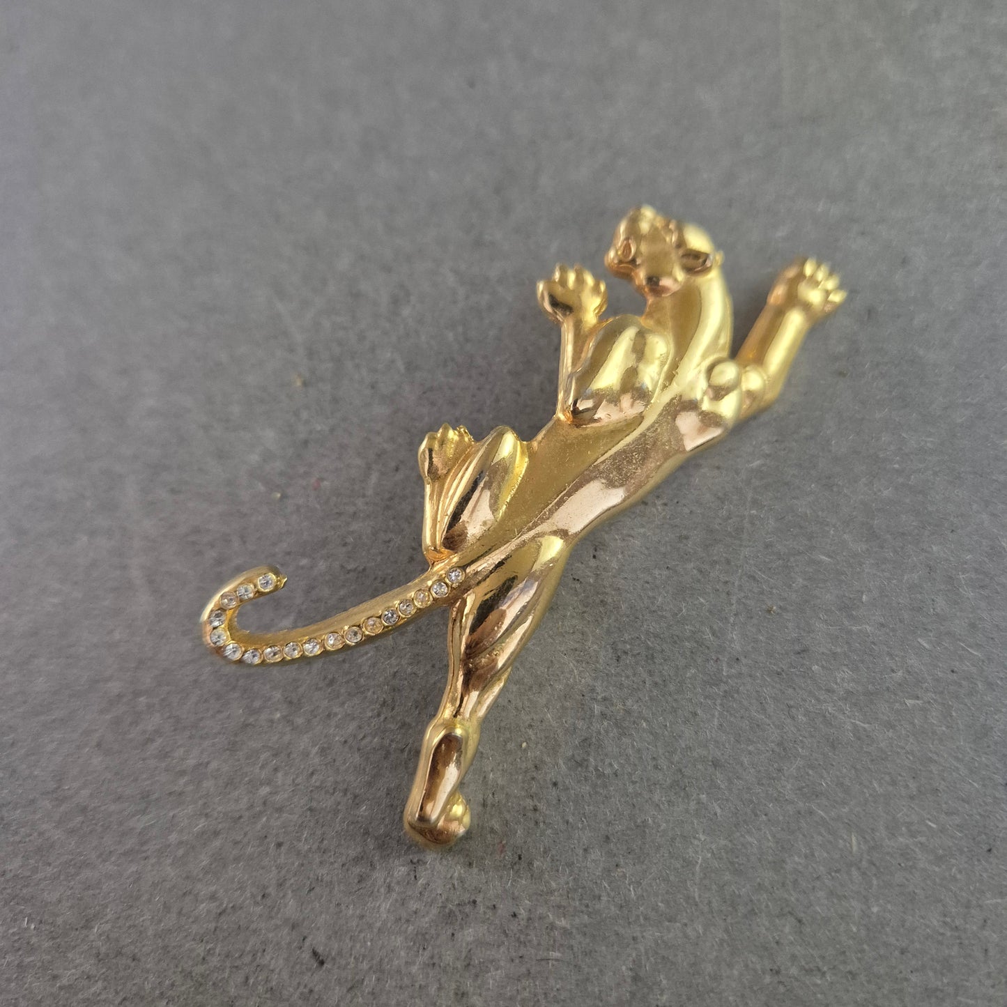 Elegante Panther-Brosche in Goldoptik – Stilvoller Blickfang