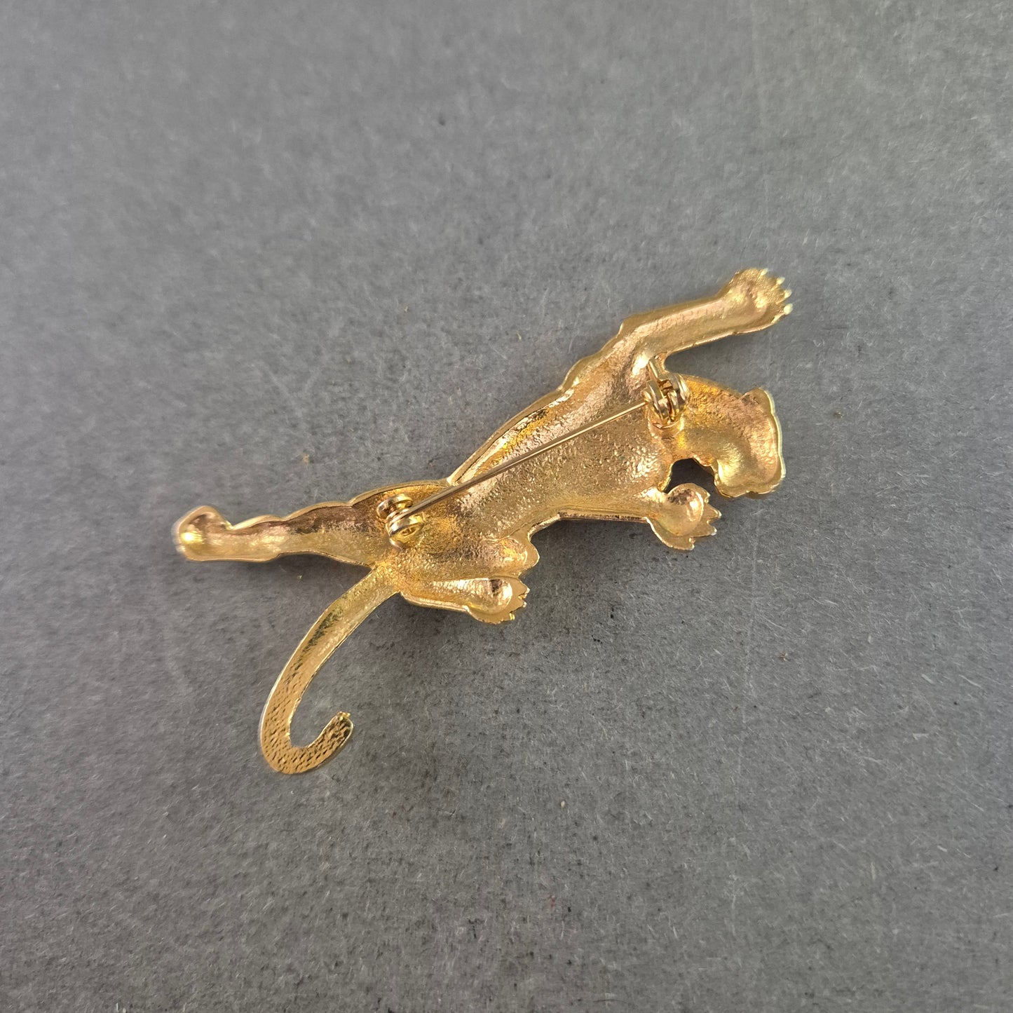 Elegante Panther-Brosche in Goldoptik – Stilvoller Blickfang