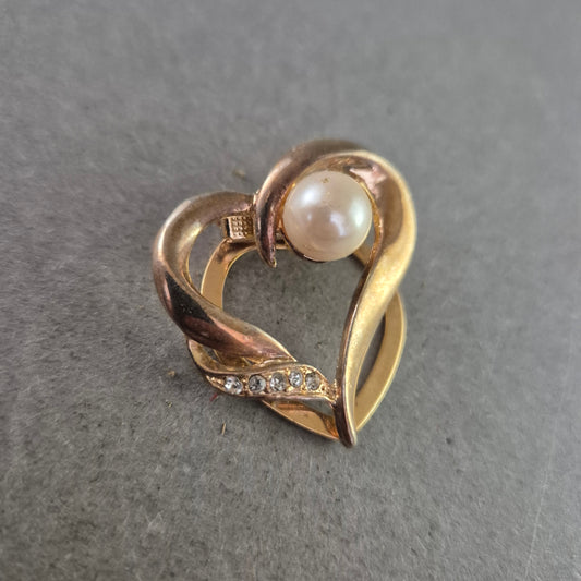 Herzförmige Vintage-Brosche mit Perle und Strassbesatz – Eleganz in Gold