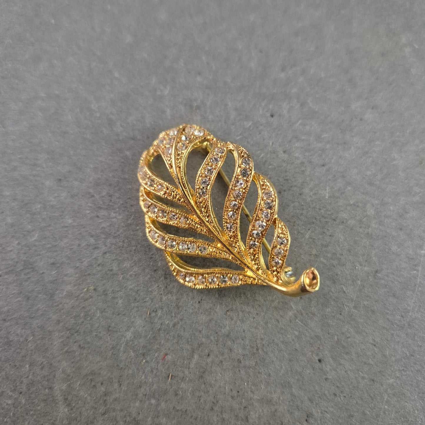Goldene Vintage-Brosche in Blattform – Funkelnde Eleganz im Retro-Stil