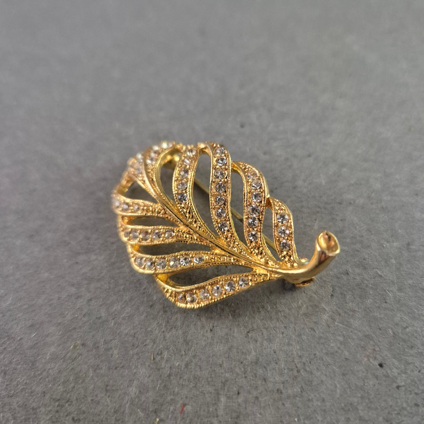 Goldene Vintage-Brosche in Blattform – Funkelnde Eleganz im Retro-Stil