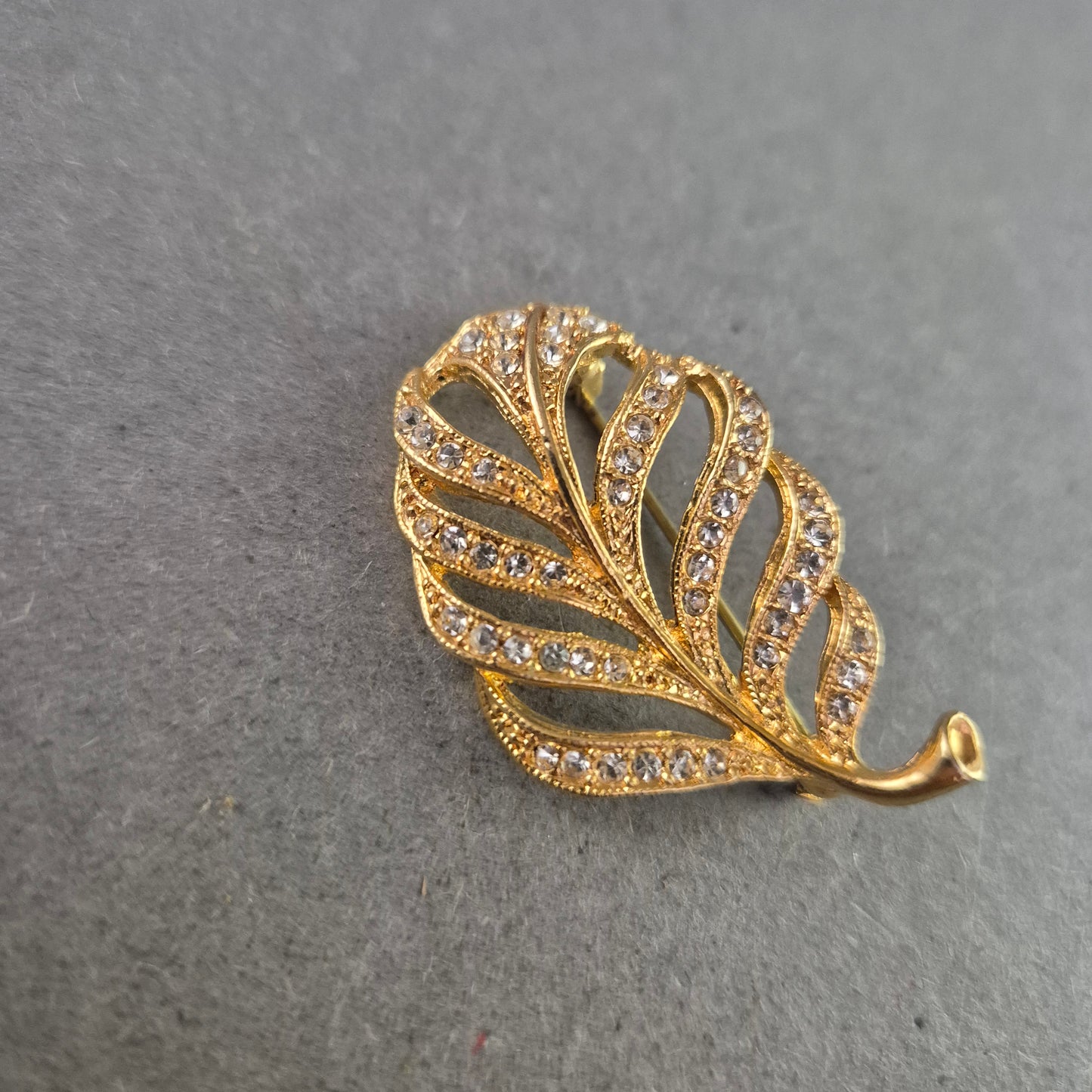 Goldene Vintage-Brosche in Blattform – Funkelnde Eleganz im Retro-Stil