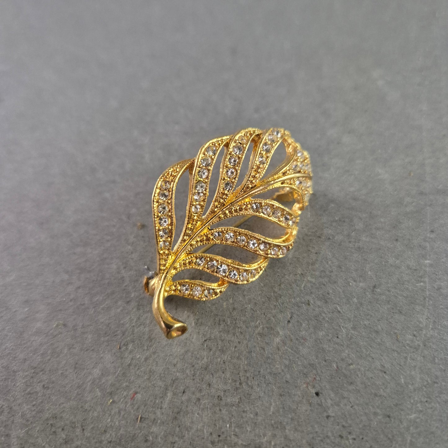 Goldene Vintage-Brosche in Blattform – Funkelnde Eleganz im Retro-Stil