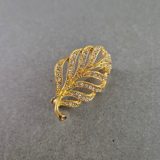 Goldene Vintage-Brosche in Blattform – Funkelnde Eleganz im Retro-Stil