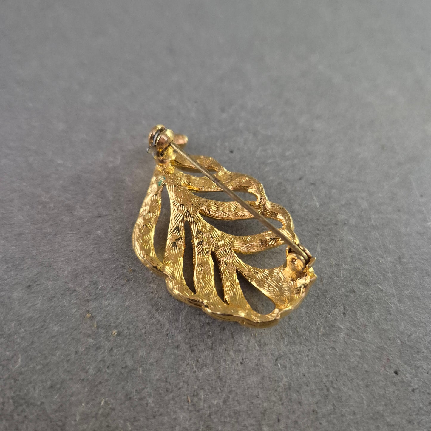 Goldene Vintage-Brosche in Blattform – Funkelnde Eleganz im Retro-Stil