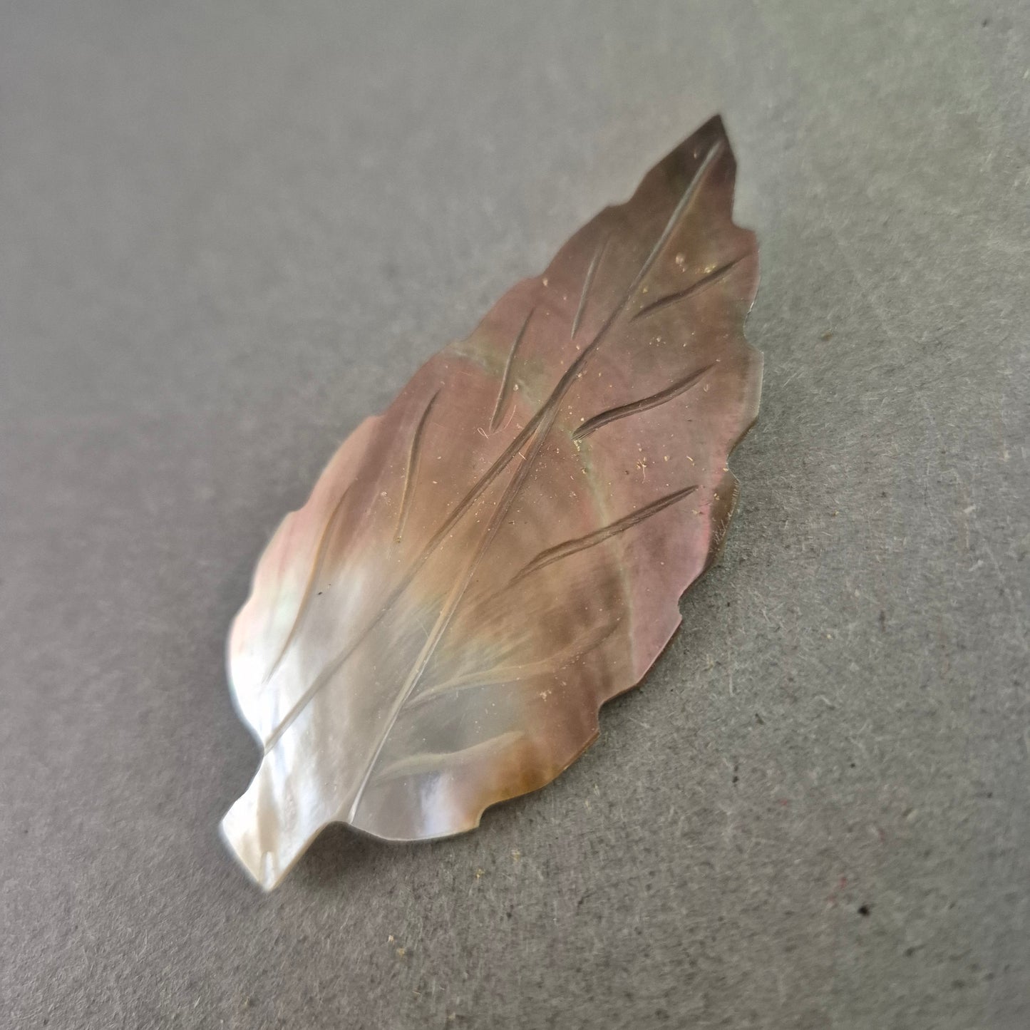 Vintage Blatt-Brosche aus Perlmutt – Elegante Handwerkskunst