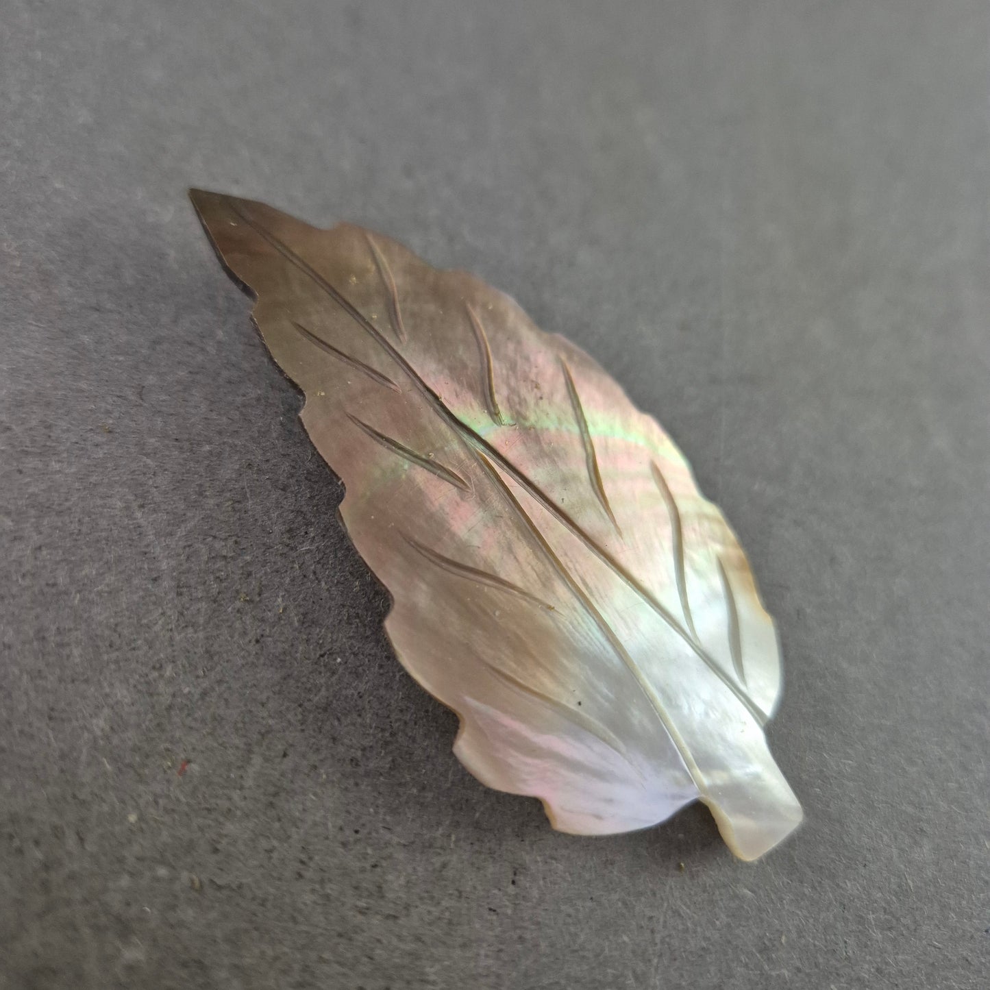 Vintage Blatt-Brosche aus Perlmutt – Elegante Handwerkskunst