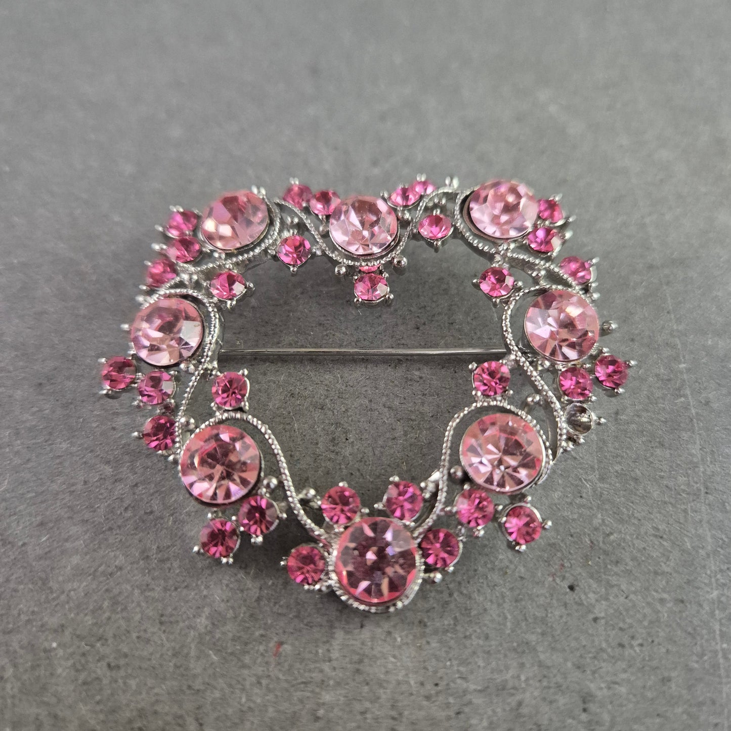 Herzförmige Vintage-Brosche mit rosa Strasssteinen – Glänzendes Highlight