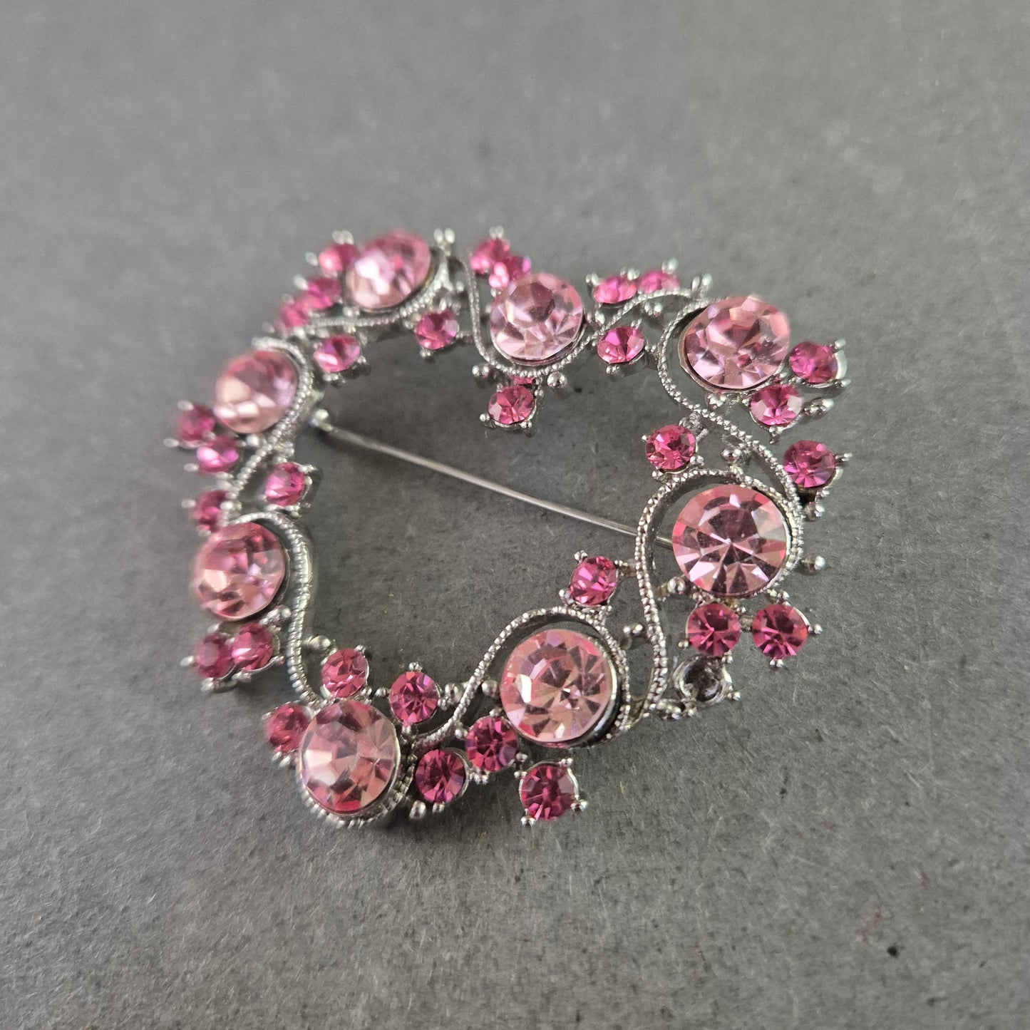 Herzförmige Vintage-Brosche mit rosa Strasssteinen – Glänzendes Highlight