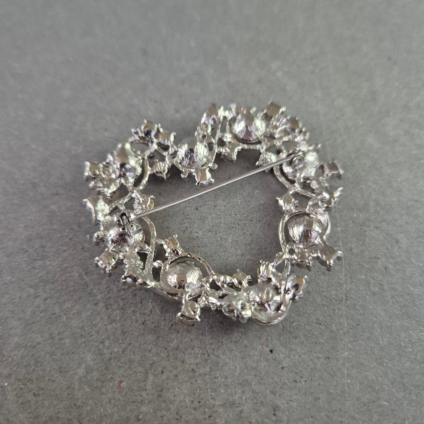 Herzförmige Vintage-Brosche mit rosa Strasssteinen – Glänzendes Highlight