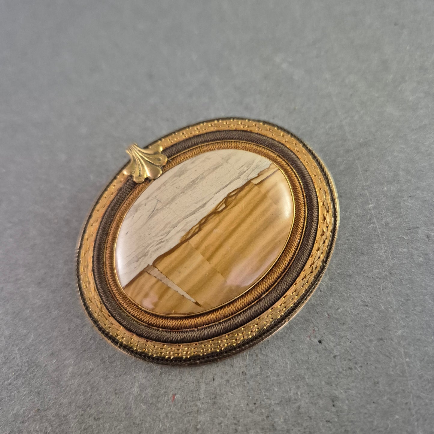 Signierte Langani Vintage-Brosche mit Naturstein – Eleganter Retro-Charme