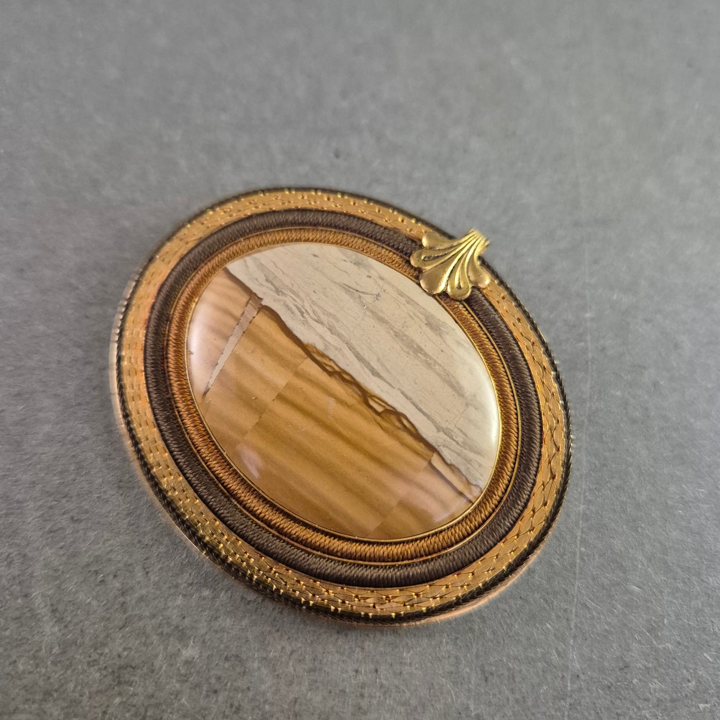 Signierte Langani Vintage-Brosche mit Naturstein – Eleganter Retro-Charme