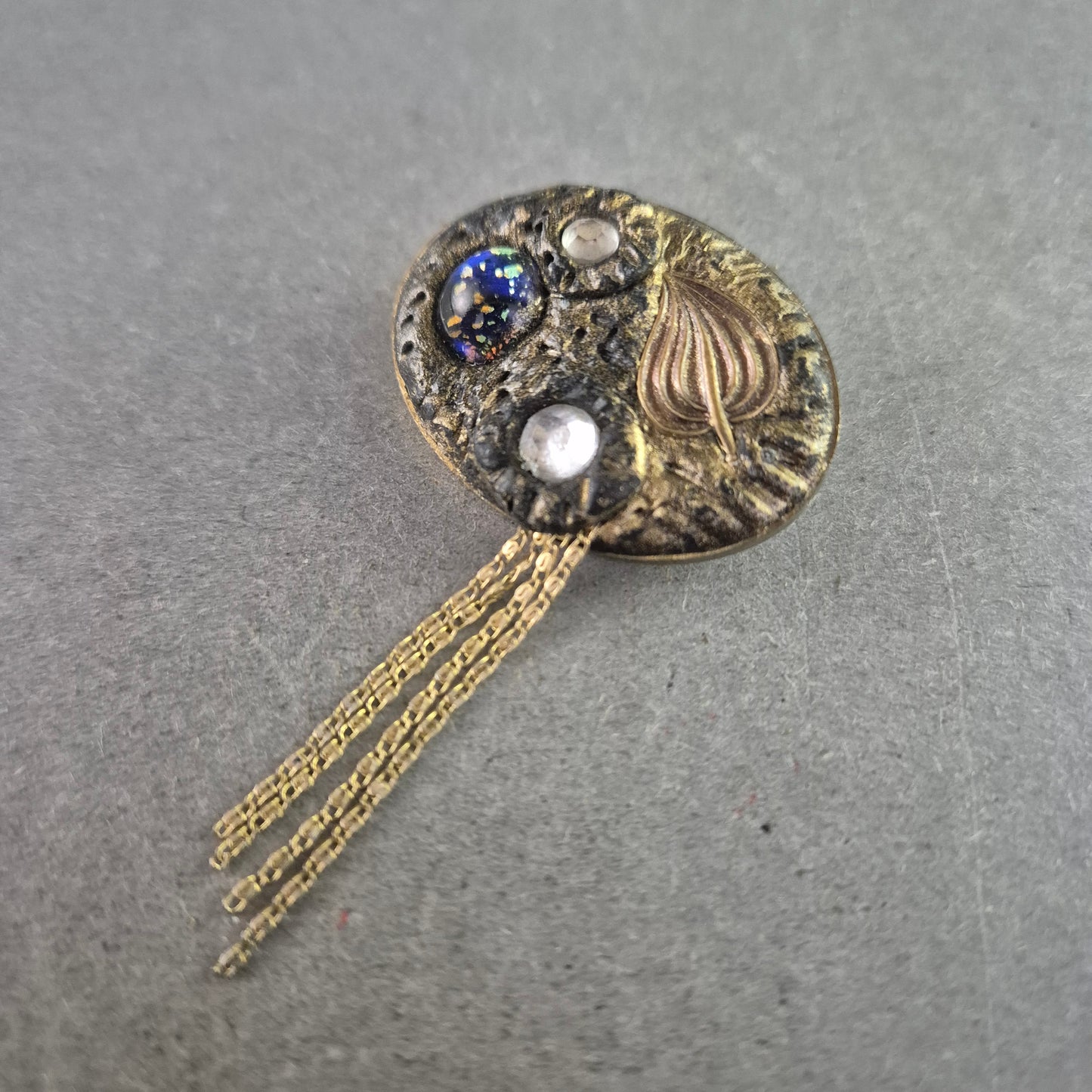 Künstlerische Vintage-Brosche mit Kettenelement – Strukturiertes Design