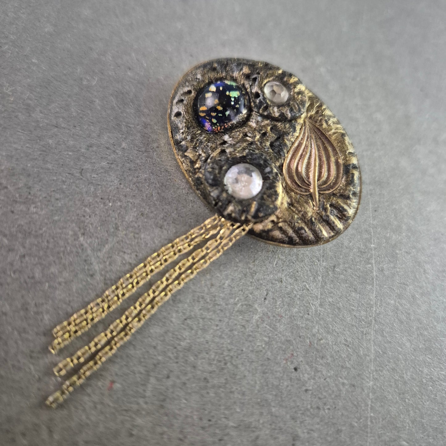 Künstlerische Vintage-Brosche mit Kettenelement – Strukturiertes Design