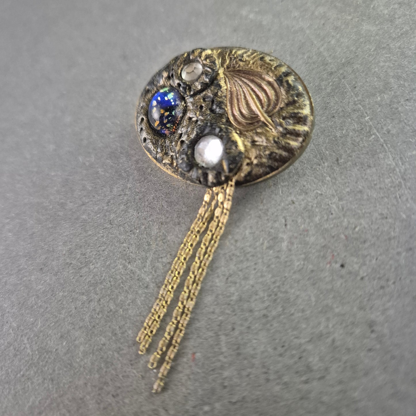 Künstlerische Vintage-Brosche mit Kettenelement – Strukturiertes Design