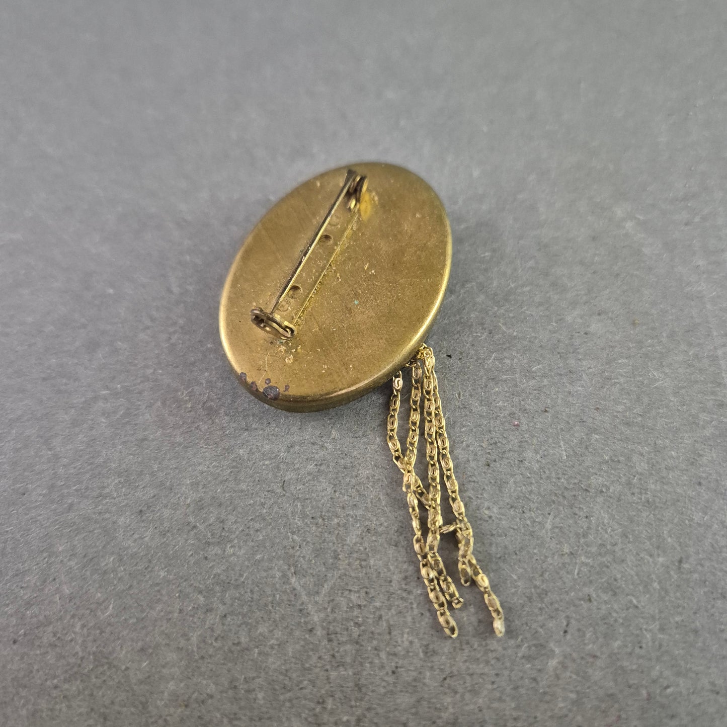 Künstlerische Vintage-Brosche mit Kettenelement – Strukturiertes Design