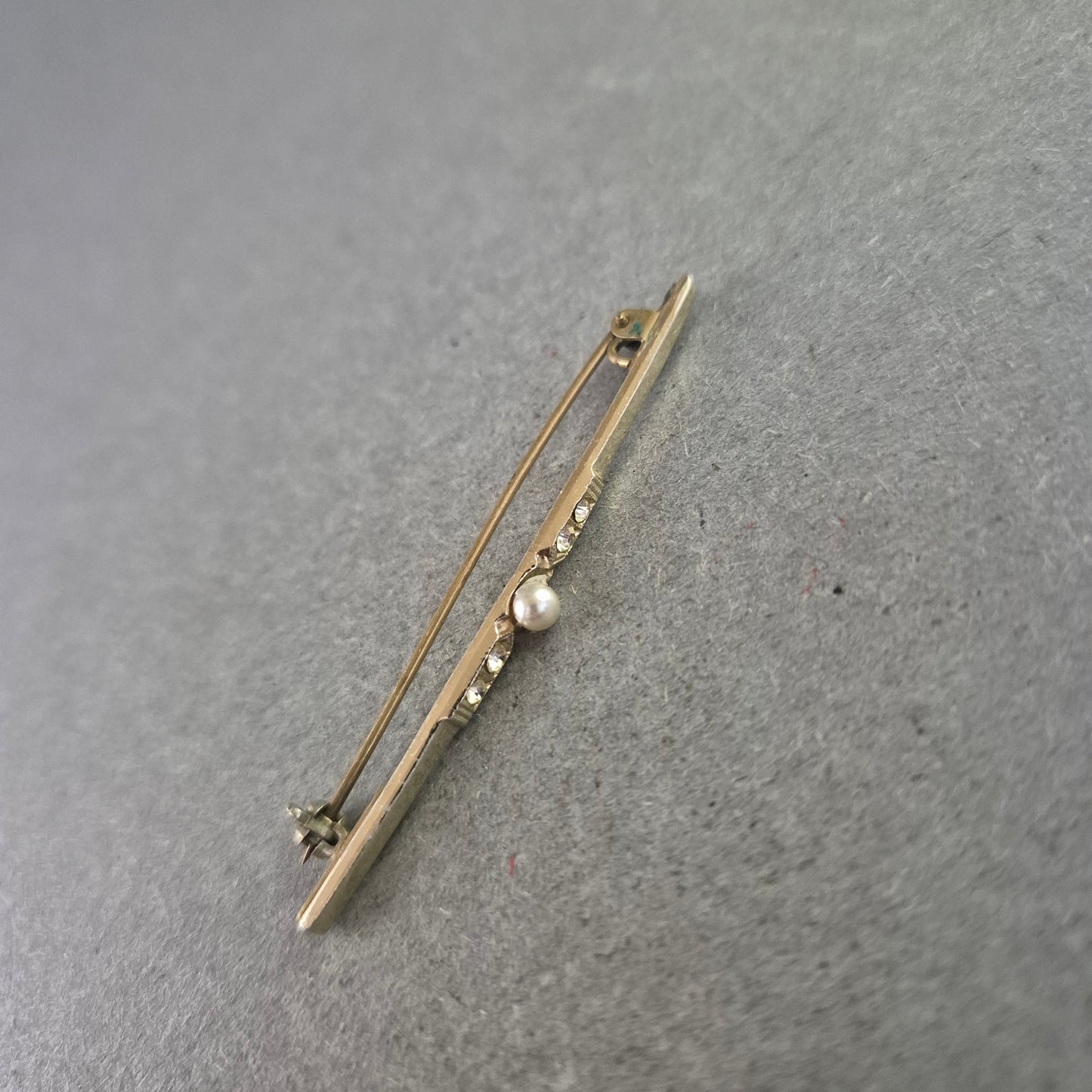 Feine Vintage-Brosche im Art-Déco-Stil mit Perle und Strasssteinen