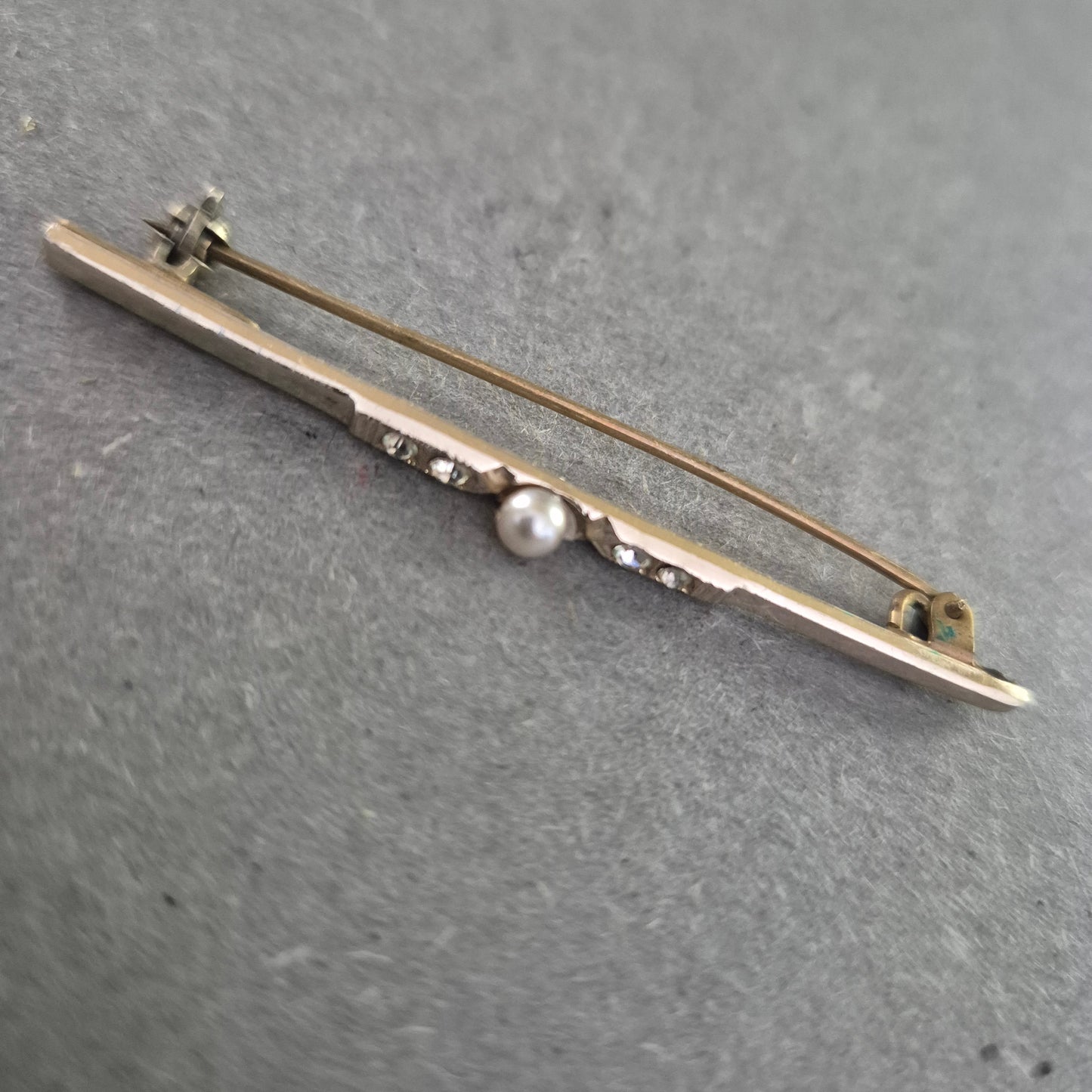 Feine Vintage-Brosche im Art-Déco-Stil mit Perle und Strasssteinen