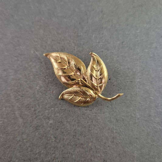 Goldfarbene Vintage-Brosche in Blattform – Eleganz aus der Natur