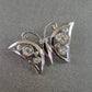 Silberfarbene Schmetterlings-Brosche mit Strass – Funkelnder Blickfang