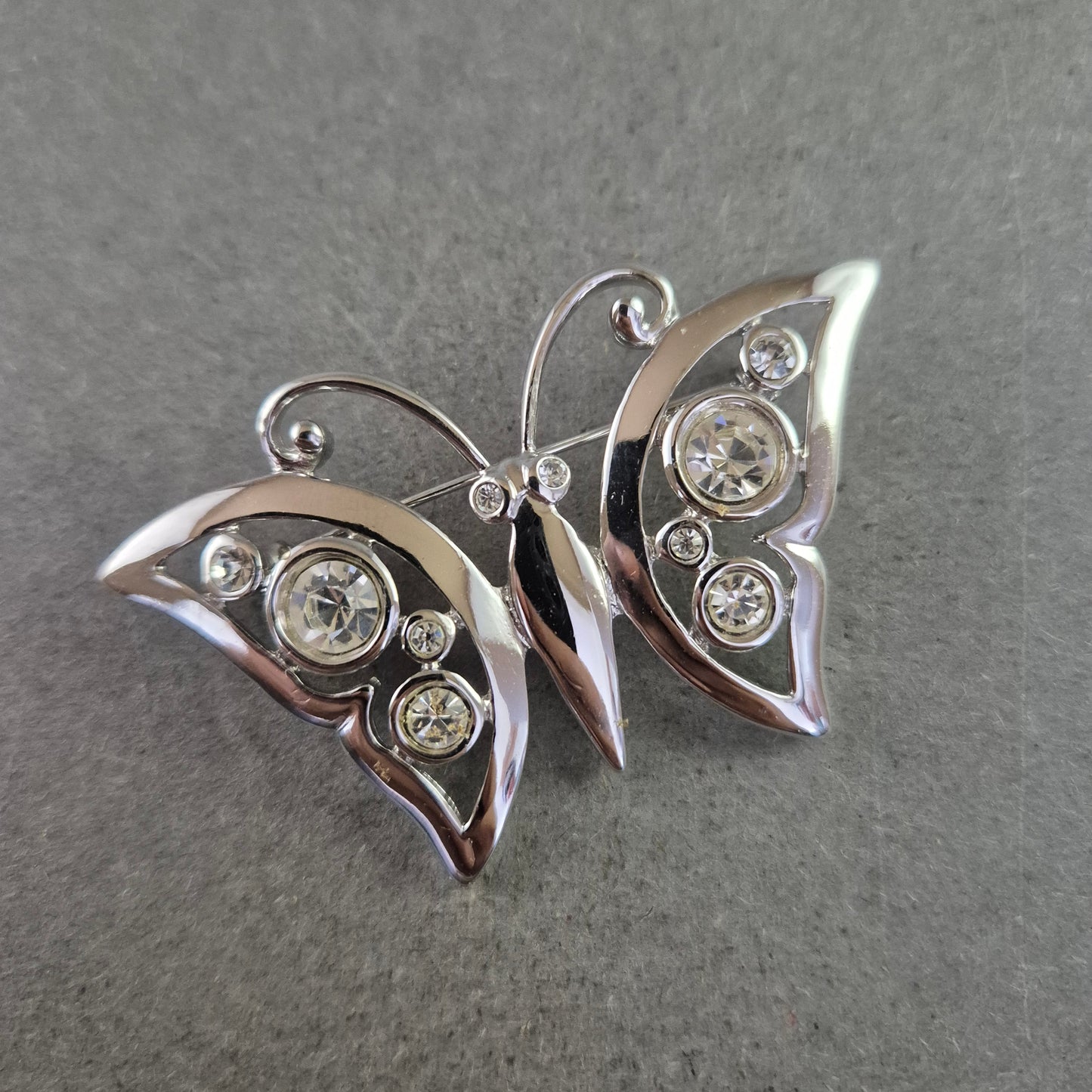 Silberfarbene Schmetterlings-Brosche mit Strass – Funkelnder Blickfang