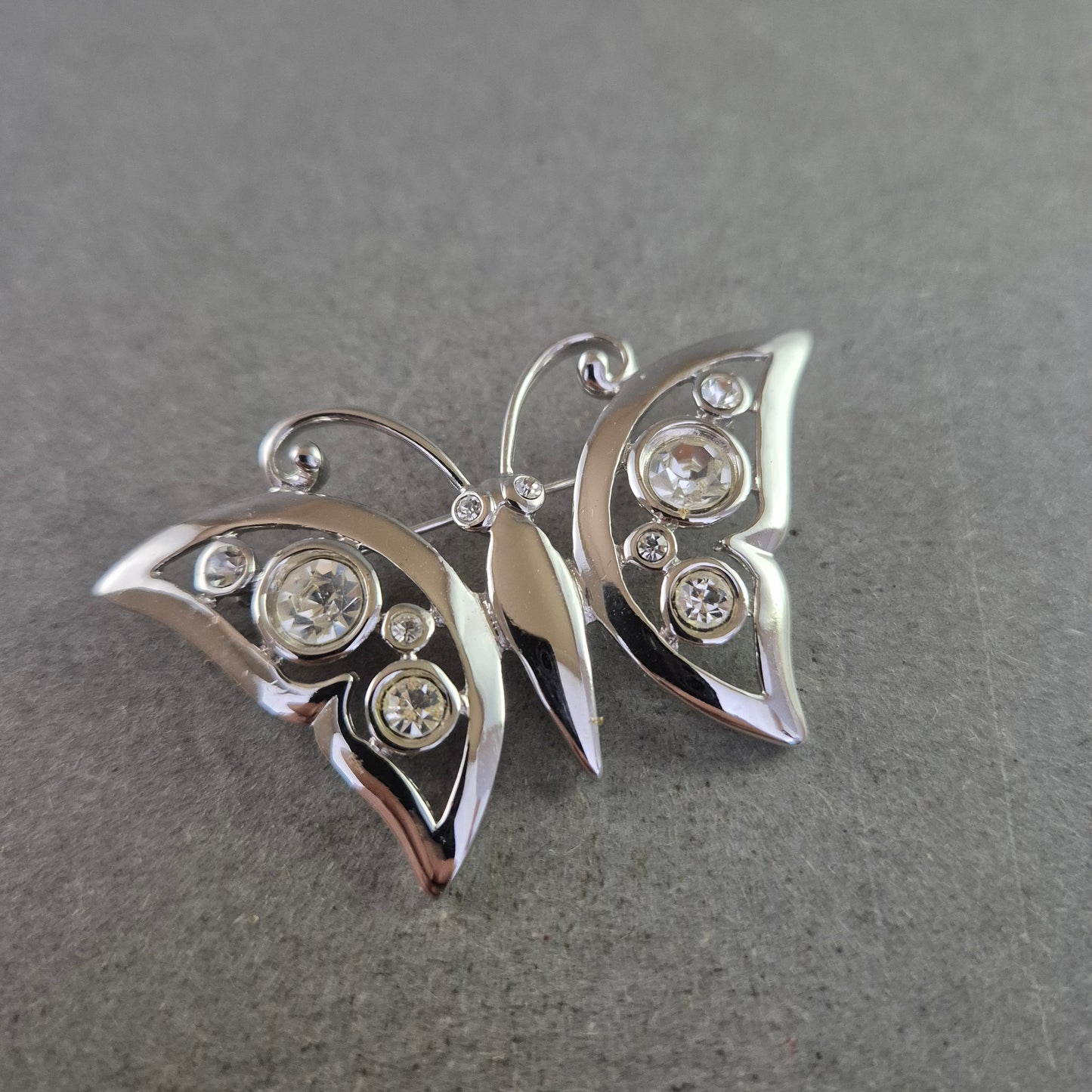 Silberfarbene Schmetterlings-Brosche mit Strass – Funkelnder Blickfang