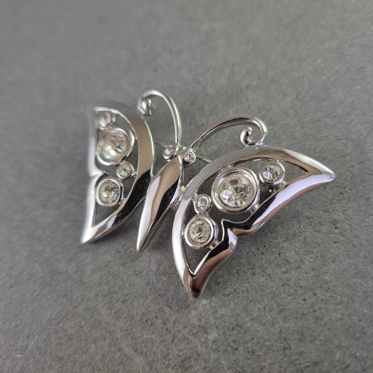 Silberfarbene Schmetterlings-Brosche mit Strass – Funkelnder Blickfang