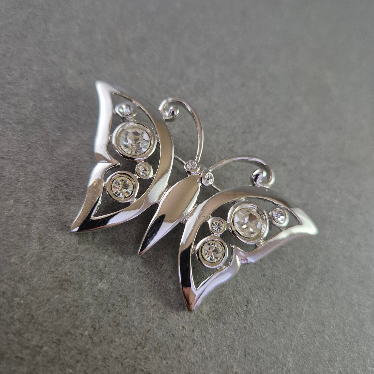 Silberfarbene Schmetterlings-Brosche mit Strass – Funkelnder Blickfang
