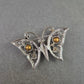 Silberfarbene Schmetterlings-Brosche mit Strass – Funkelnder Blickfang