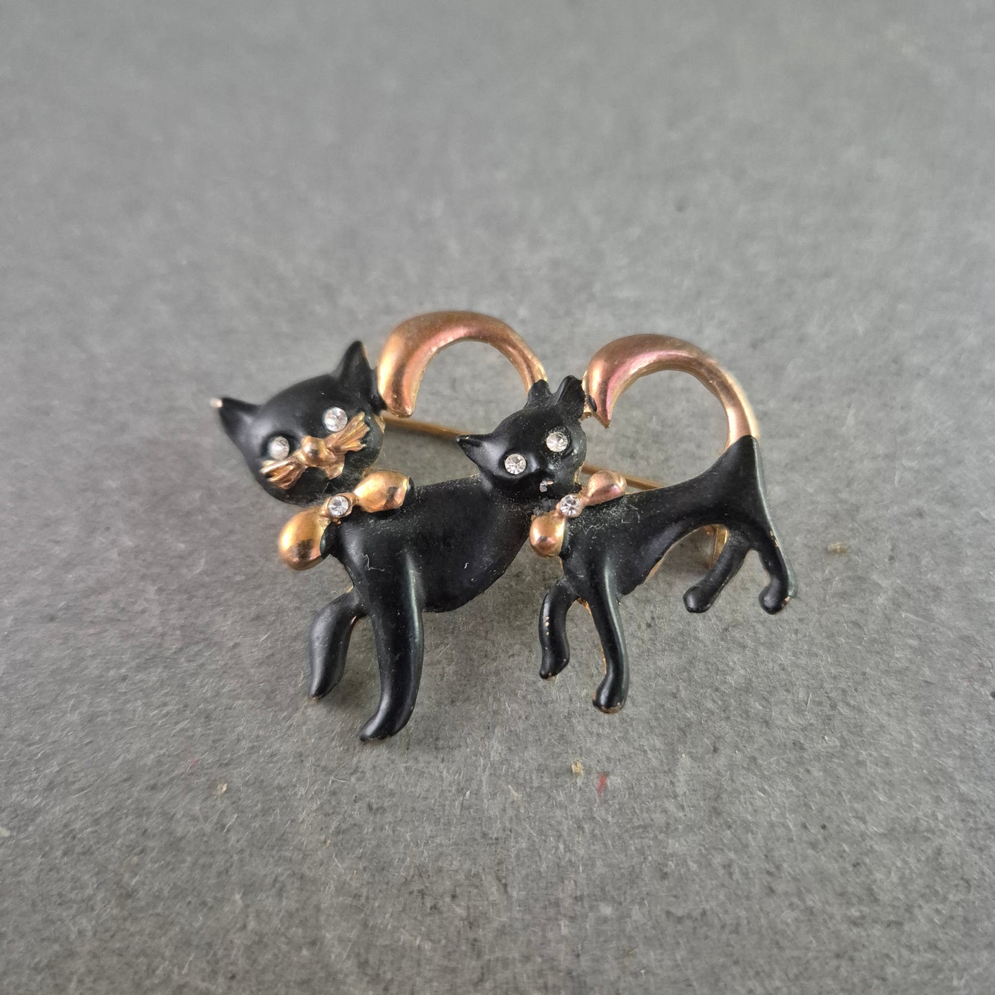 Verspielte Vintage-Katzenbrosche – Schwarzes Emaille & Strassdetails