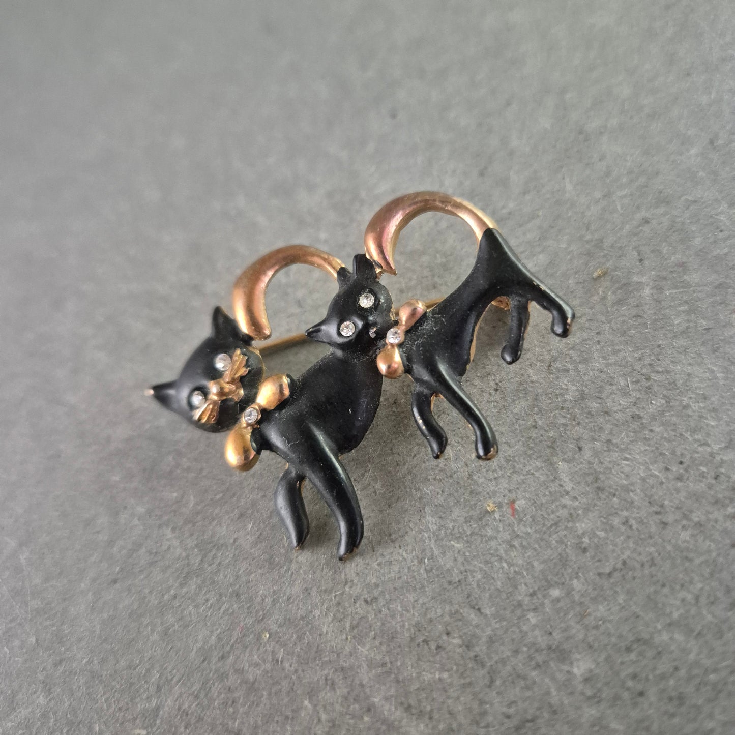Verspielte Vintage-Katzenbrosche – Schwarzes Emaille & Strassdetails