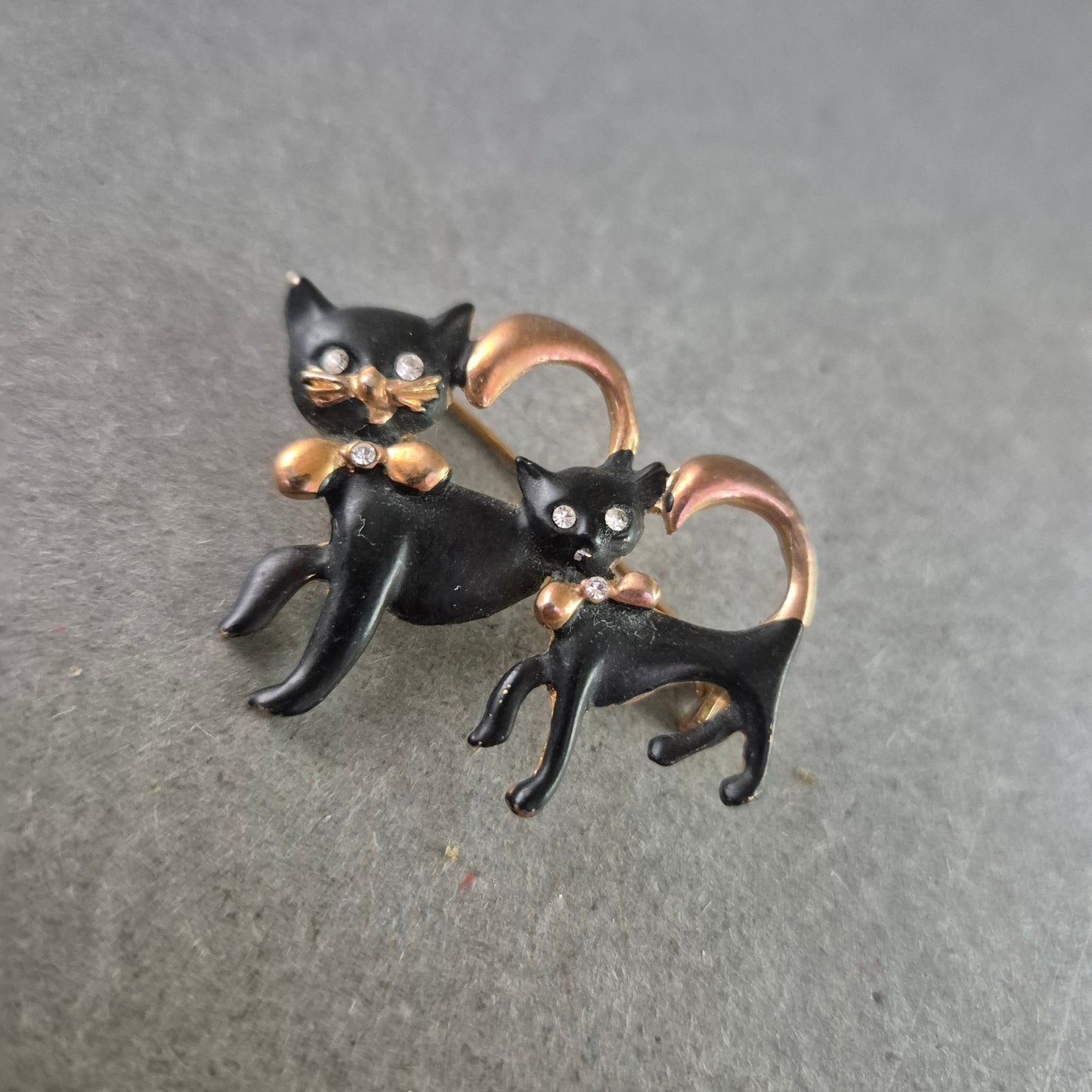 Verspielte Vintage-Katzenbrosche – Schwarzes Emaille & Strassdetails