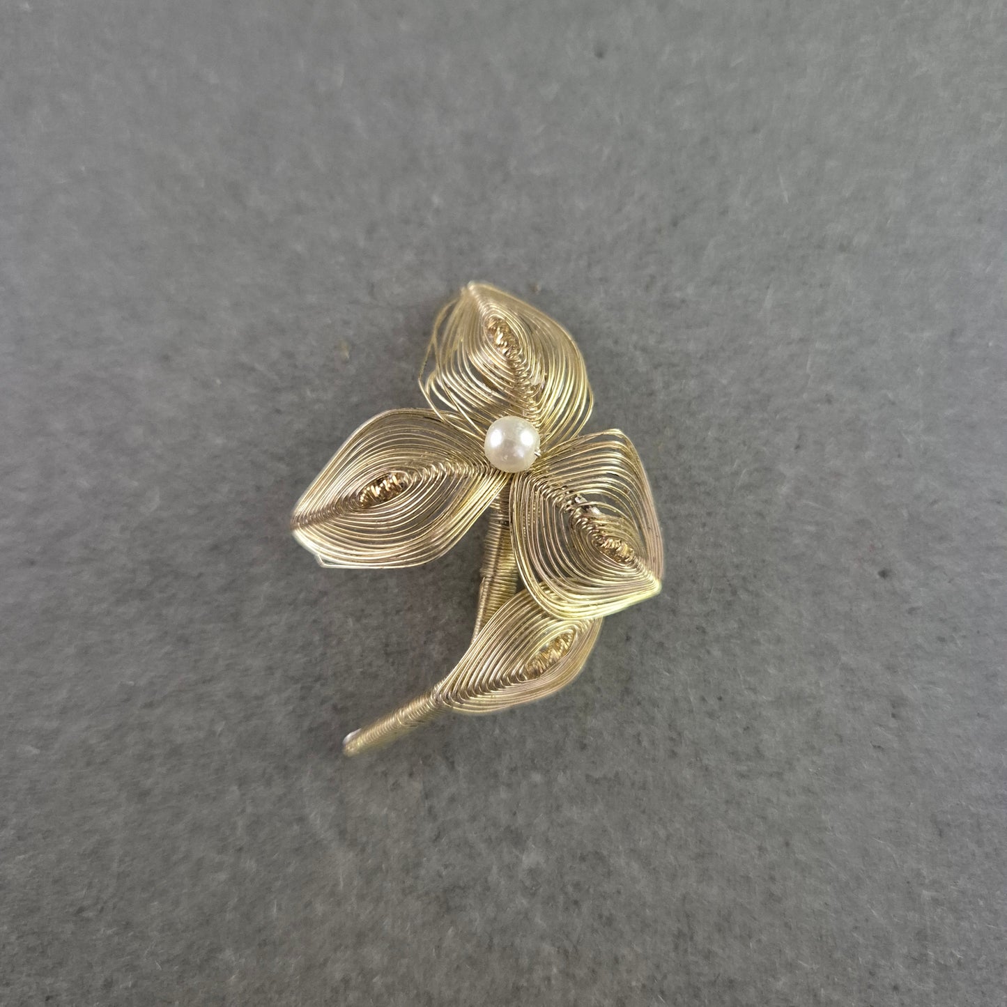 Feine Vintage-Blumenbrosche – Handarbeit aus Draht mit Perlendetail