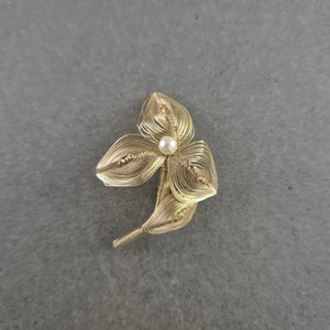 Feine Vintage-Blumenbrosche – Handarbeit aus Draht mit Perlendetail