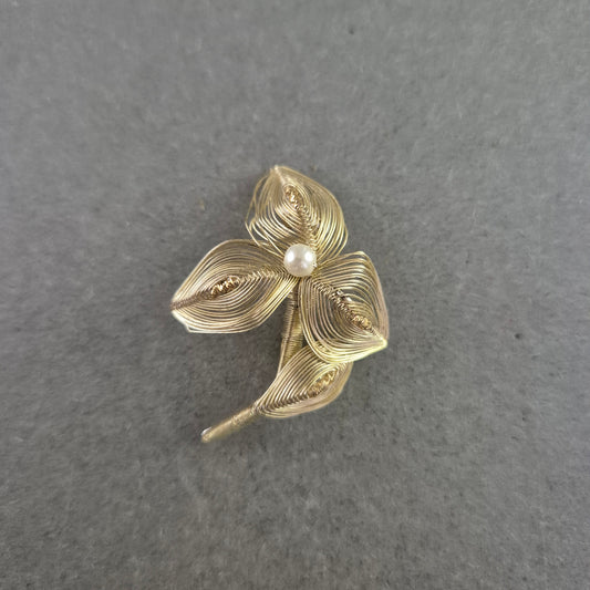 Feine Vintage-Blumenbrosche – Handarbeit aus Draht mit Perlendetail