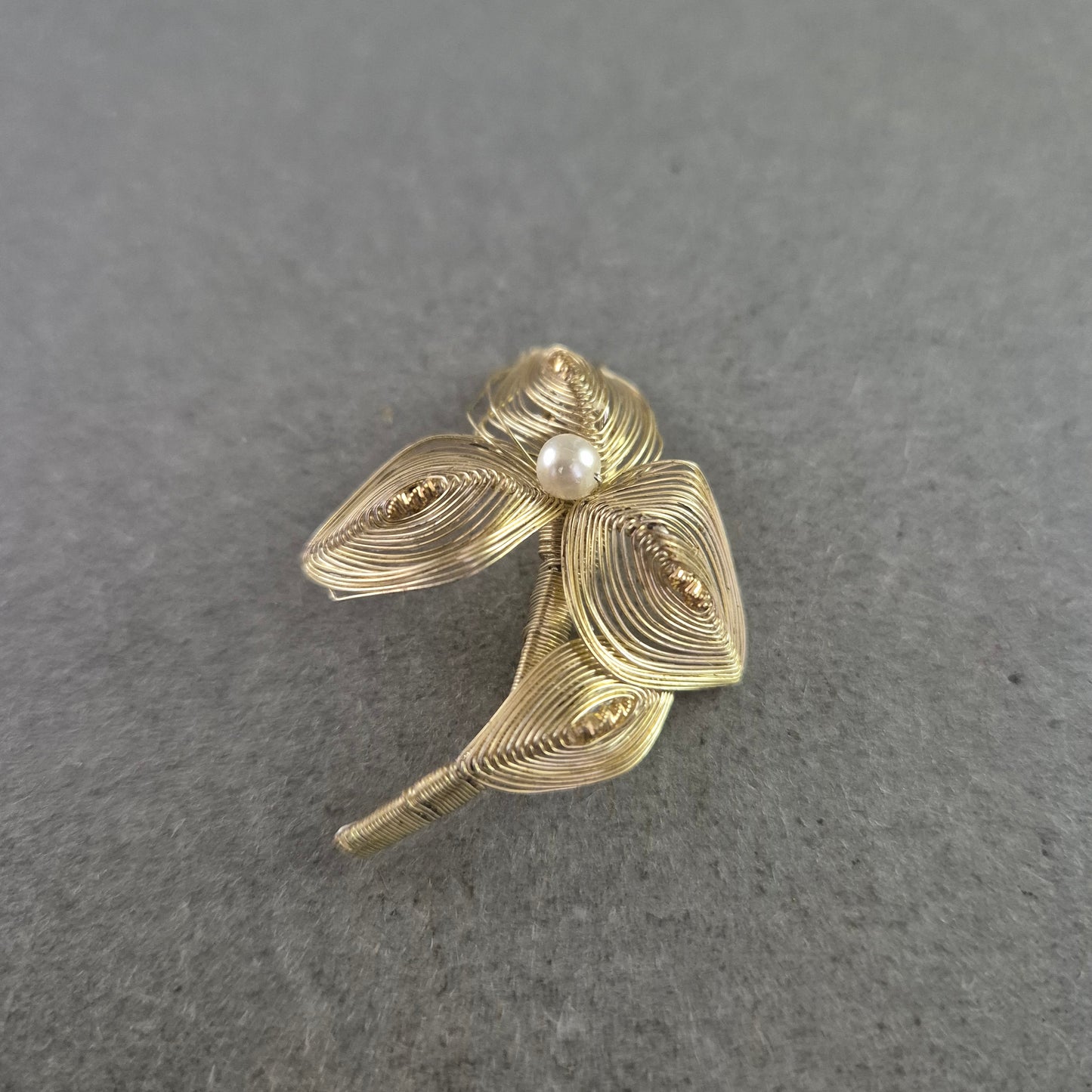 Feine Vintage-Blumenbrosche – Handarbeit aus Draht mit Perlendetail