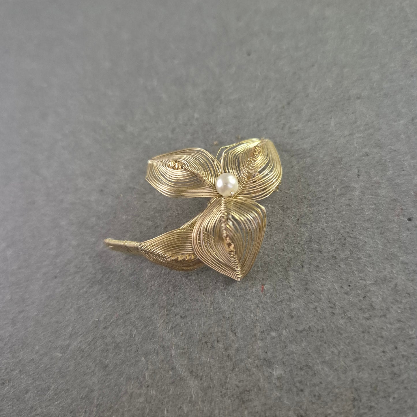 Feine Vintage-Blumenbrosche – Handarbeit aus Draht mit Perlendetail