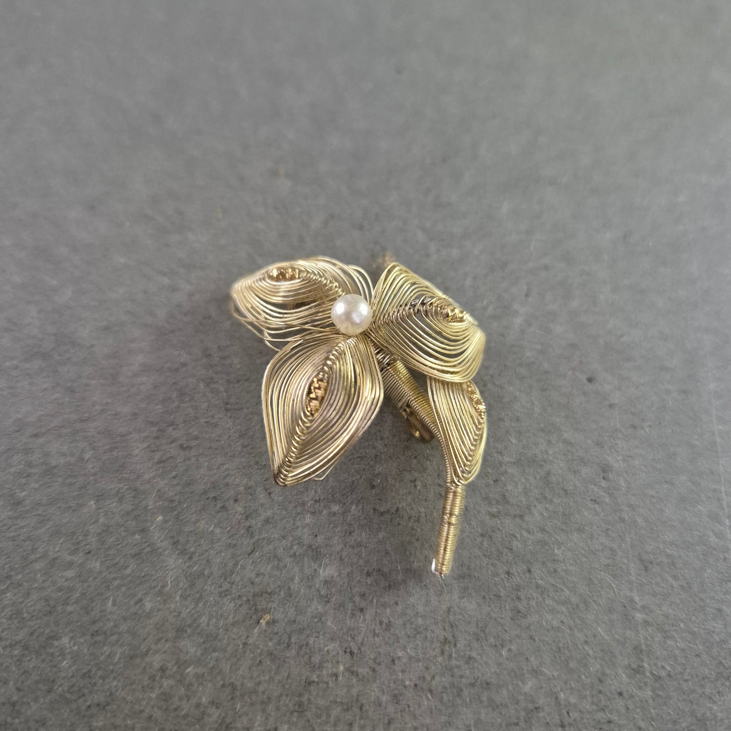 Feine Vintage-Blumenbrosche – Handarbeit aus Draht mit Perlendetail