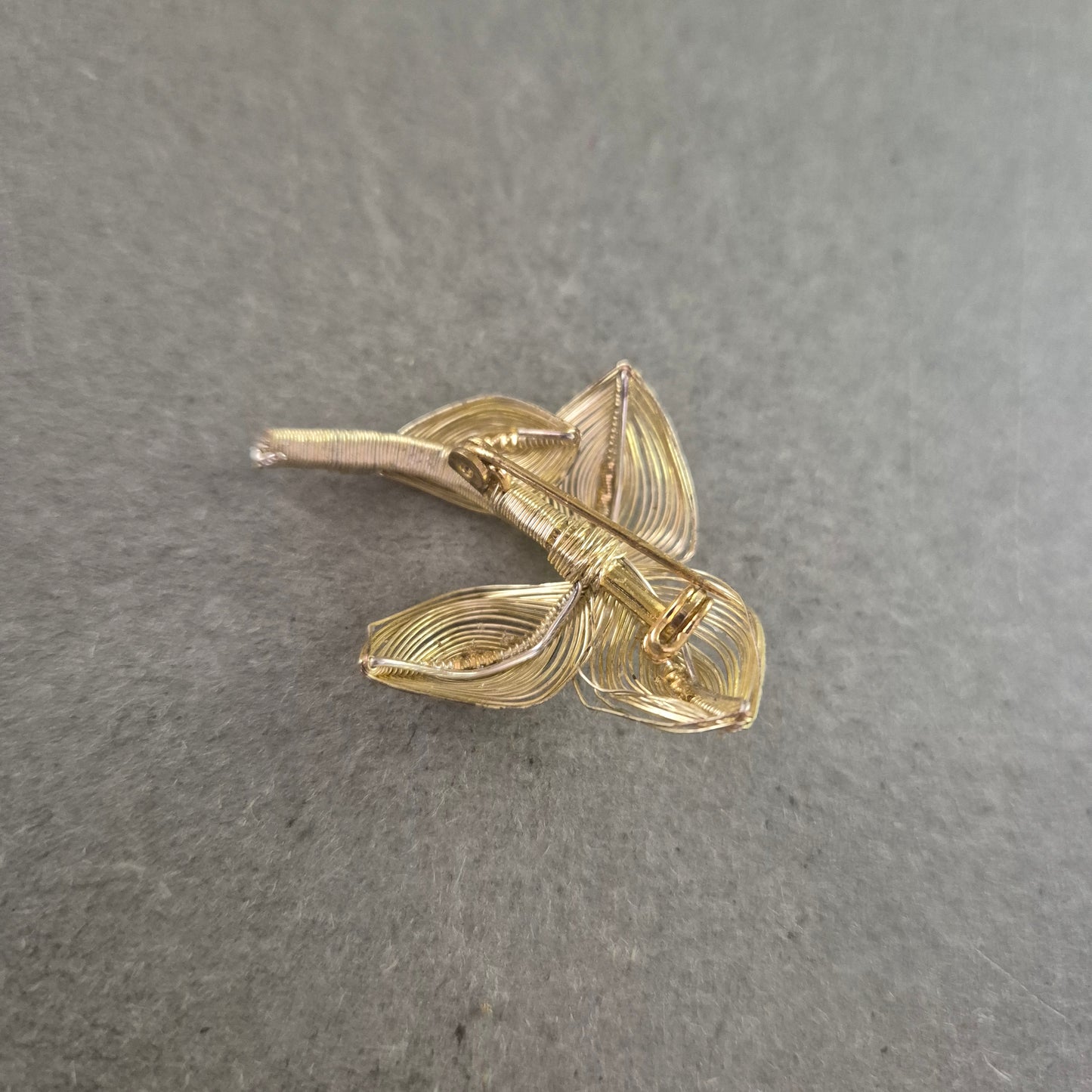 Feine Vintage-Blumenbrosche – Handarbeit aus Draht mit Perlendetail