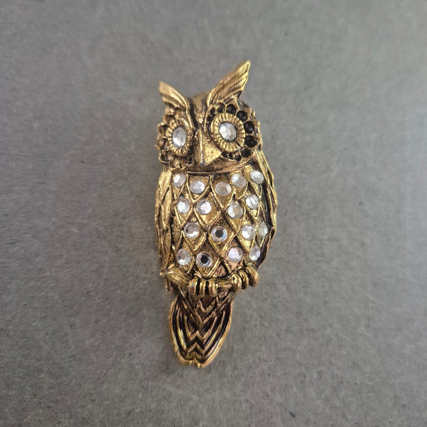 Vergoldete Eulenbrosche mit Strass – Vintage-Schmuckstück im Tierdesign