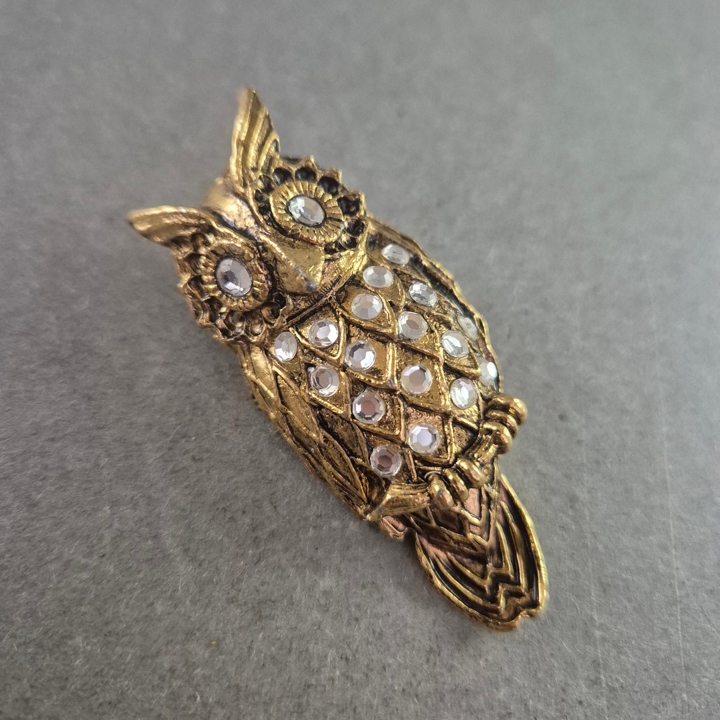 Vergoldete Eulenbrosche mit Strass – Vintage-Schmuckstück im Tierdesign
