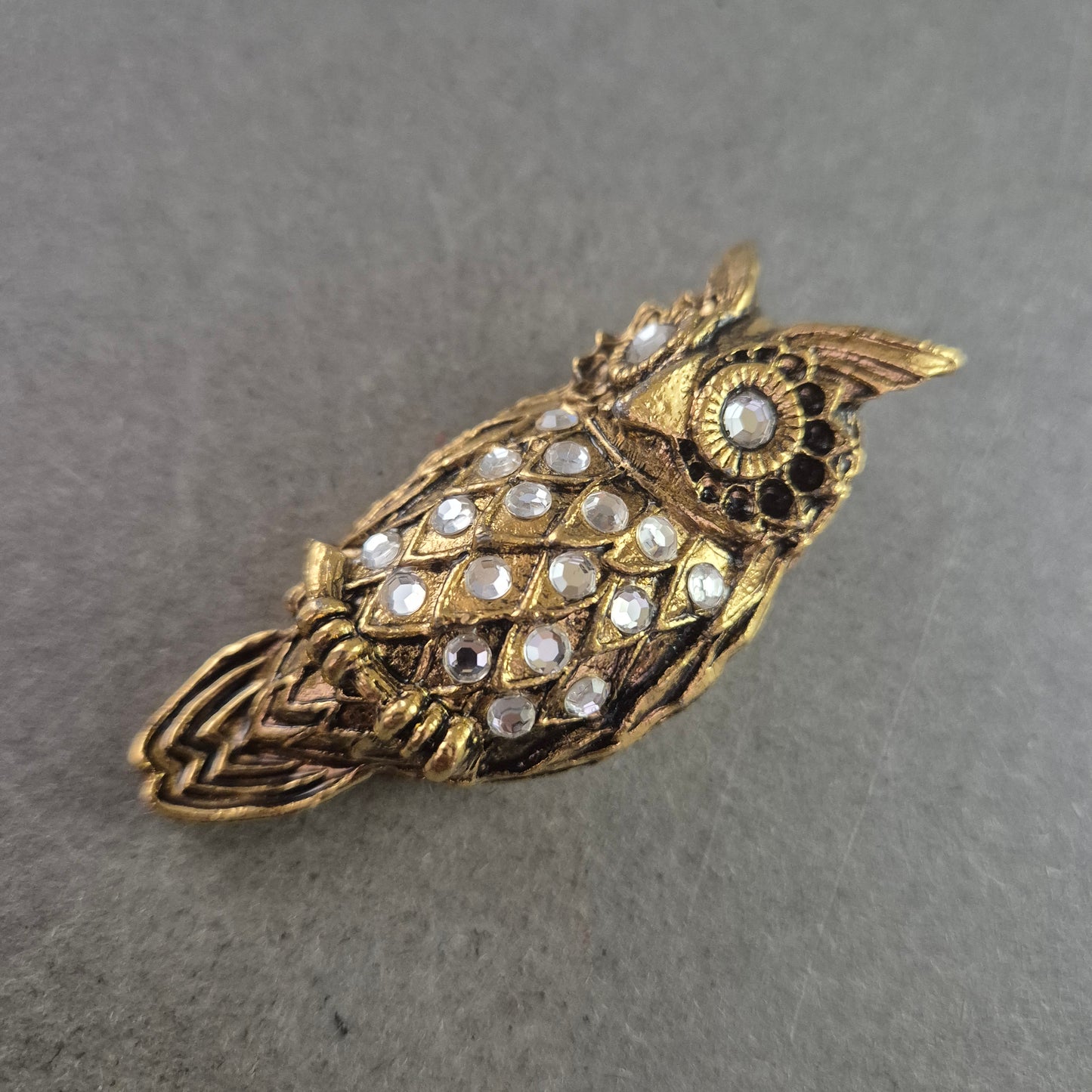 Vergoldete Eulenbrosche mit Strass – Vintage-Schmuckstück im Tierdesign