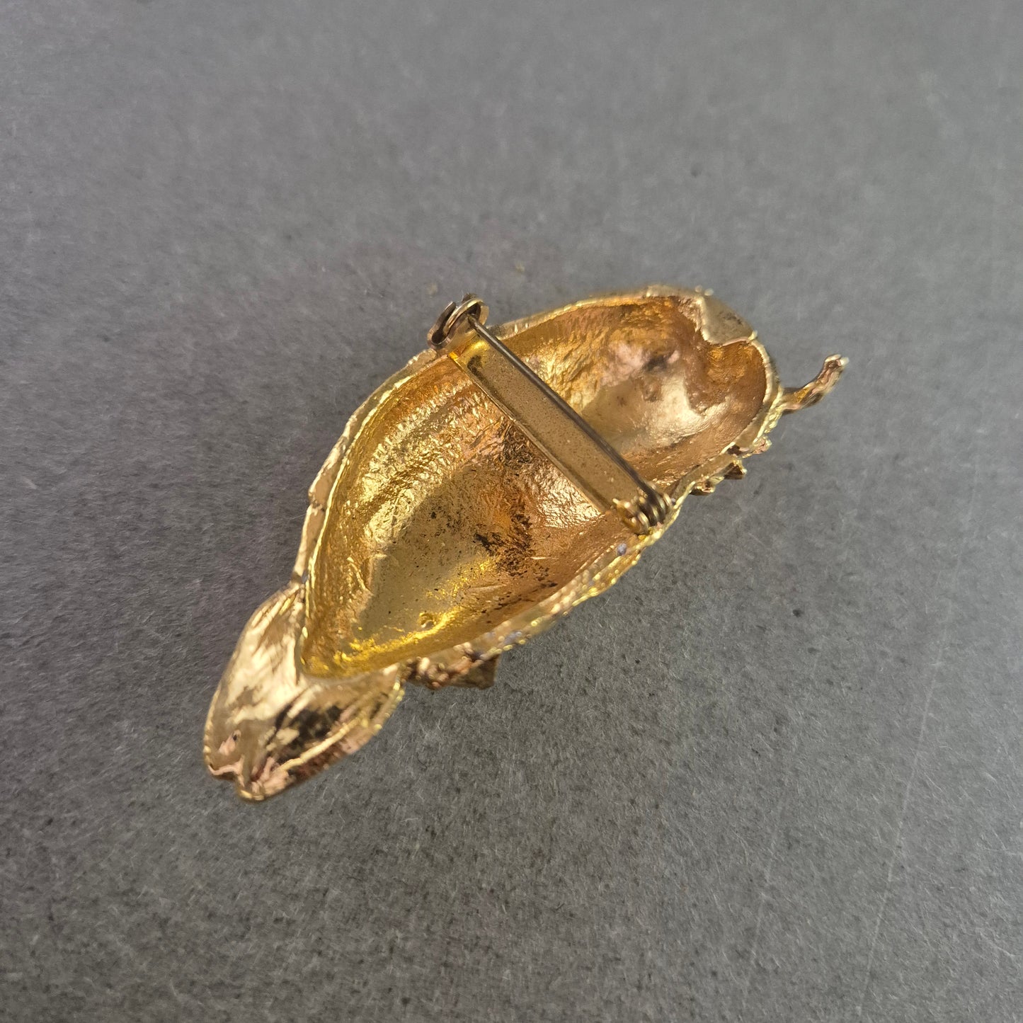 Vergoldete Eulenbrosche mit Strass – Vintage-Schmuckstück im Tierdesign