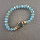 Elastisches Perlenarmband in Türkisblau – Mit rohem Kristallstein