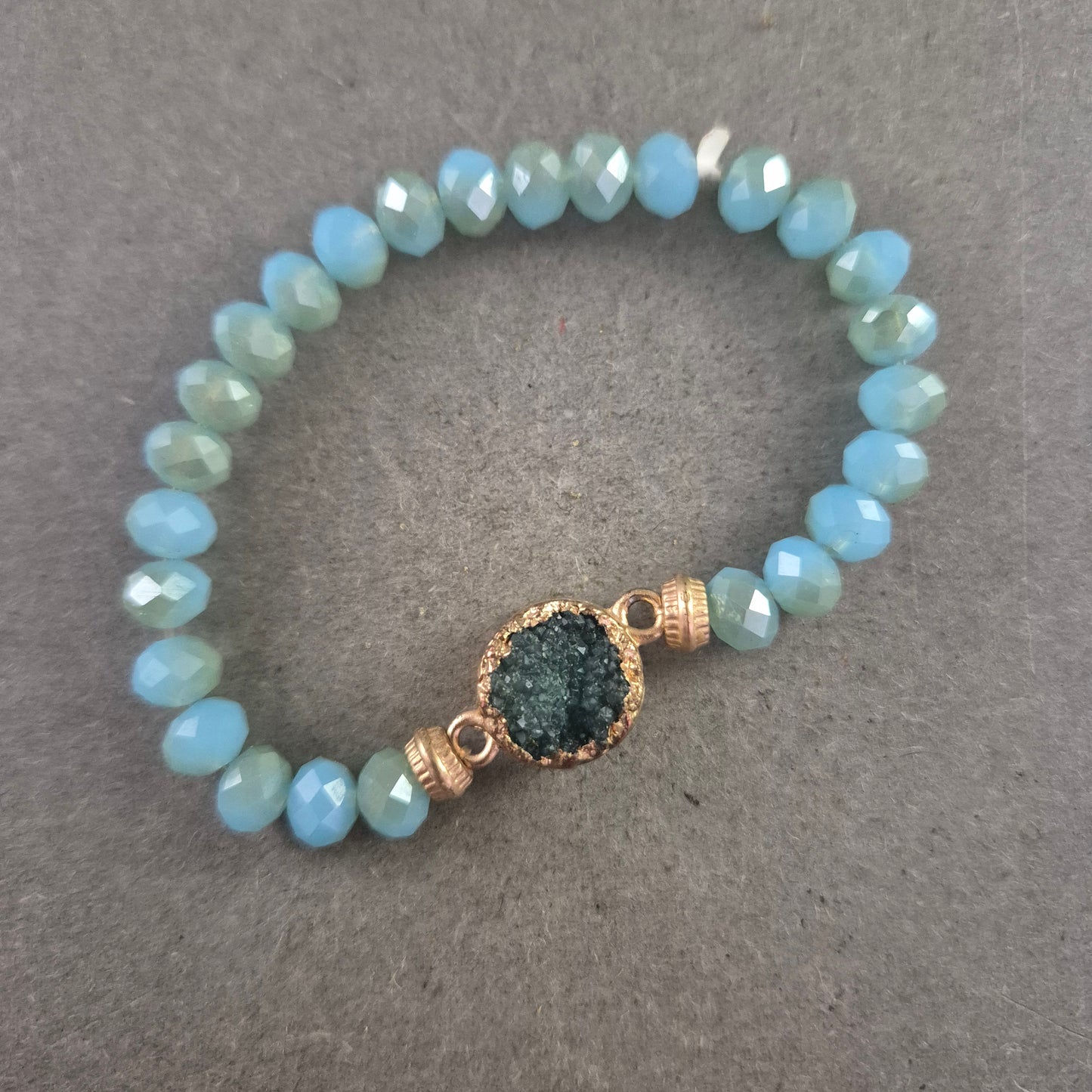 Elastisches Perlenarmband in Türkisblau – Mit rohem Kristallstein