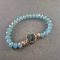 Elastisches Perlenarmband in Türkisblau – Mit rohem Kristallstein